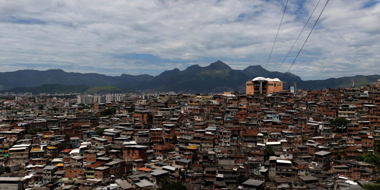 Polícia do Rio combate em dois morros caixinha de facção criminosa