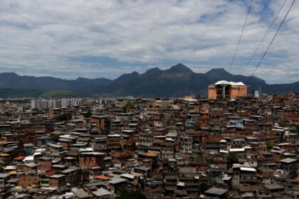 Polícia do Rio combate em dois morros caixinha de facção criminosa