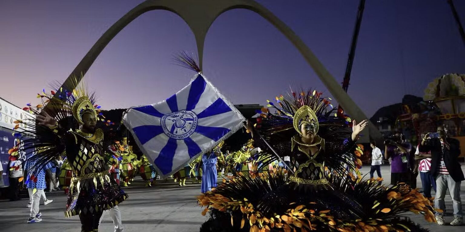 Acadêmicos de Niterói vence Série Ouro e sobe ao Grupo Especial do Rio