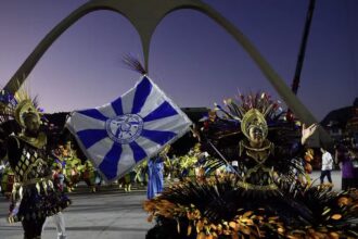 Acadêmicos de Niterói vence Série Ouro e sobe ao Grupo Especial do Rio