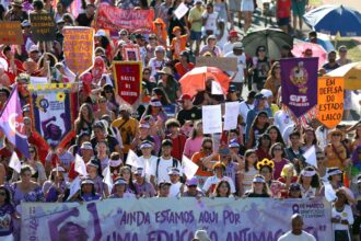 Mulheres do DF marcham por políticas públicas e contra o feminicídio