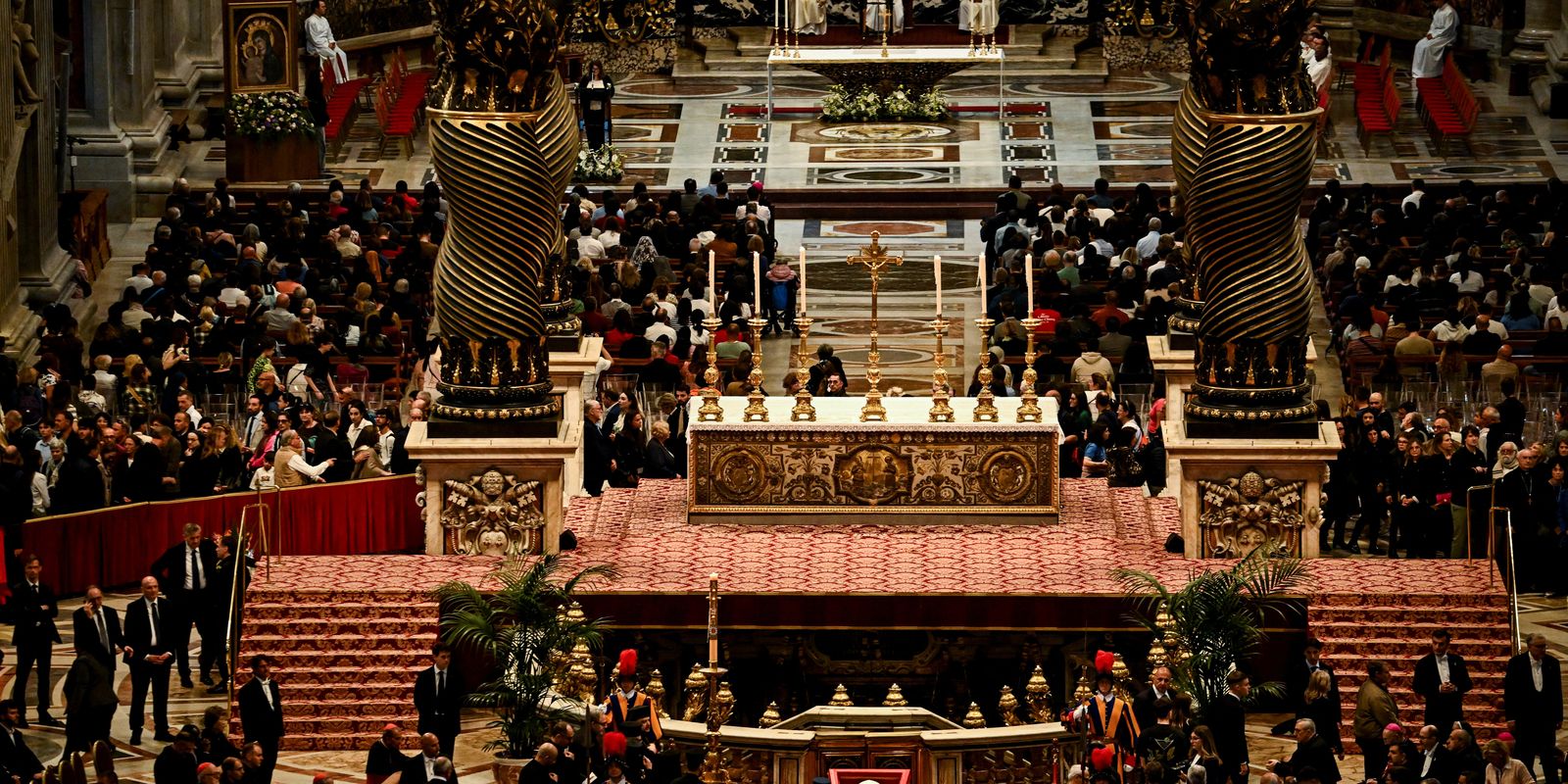 Funeral e sepultamento do papa Francisco são realizados neste sábado