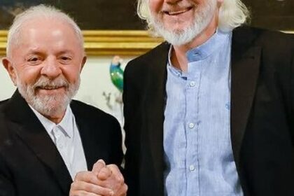 Lula publica foto de encontro com Julian Assange em Roma