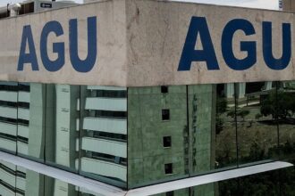 AGU pede bloqueio de bens de mais 14 investigados por fraude no INSS
