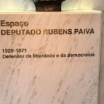 Ato contra PL da Anistia é realizado em frente a busto de Rubens Paiva