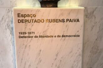Ato contra PL da Anistia é realizado em frente a busto de Rubens Paiva