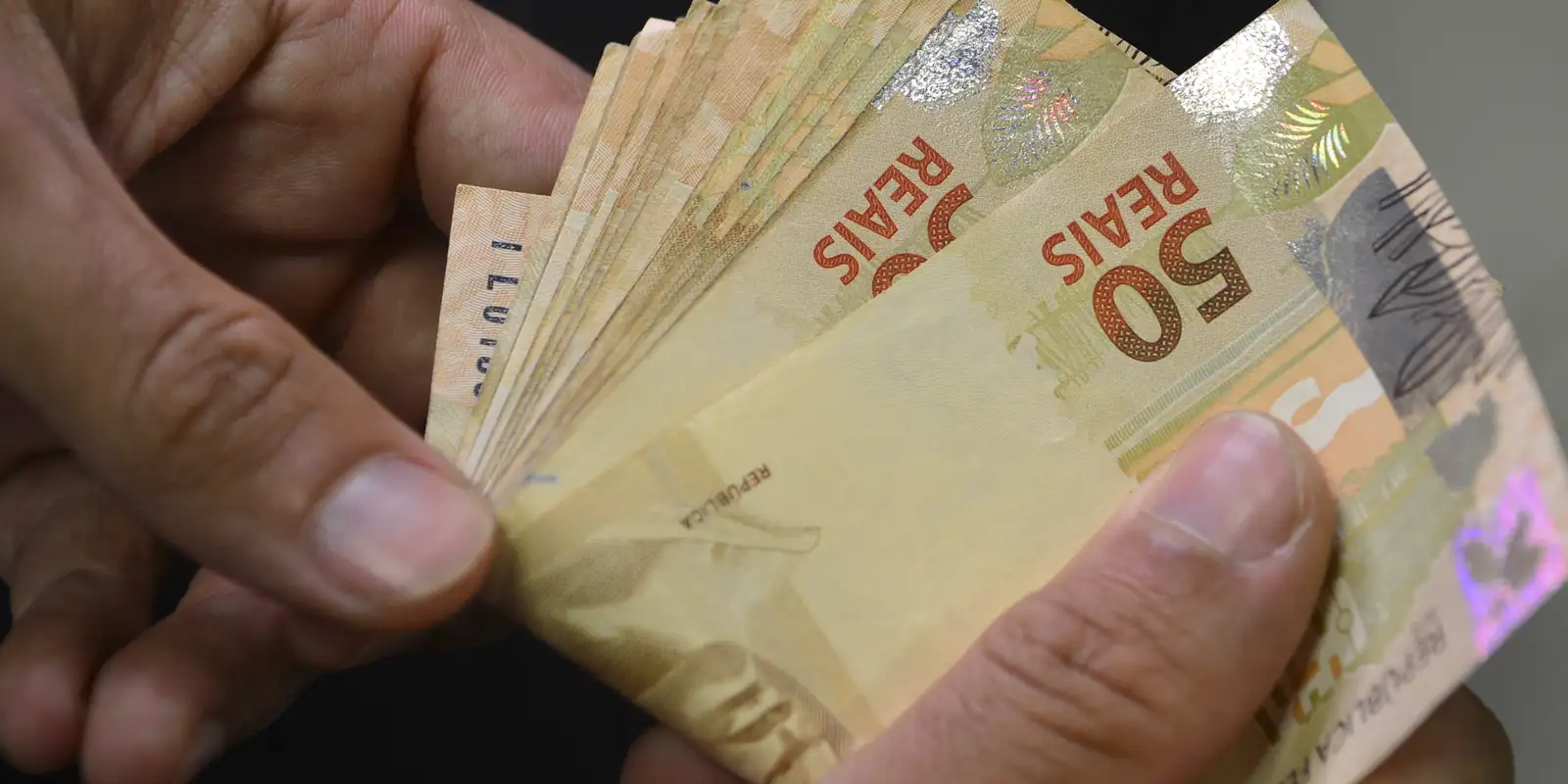 Benefícios sociais garantem rendimento médio recorde de R$ 836 em 2024