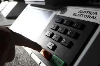 Cármen Lúcia pede que eleitor regularize título até 19 de maio