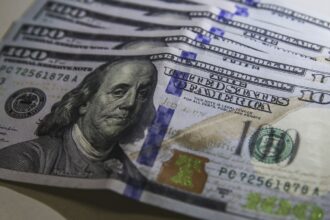Dólar cai para R$ 5,66 após suspensão de tarifas de Trump