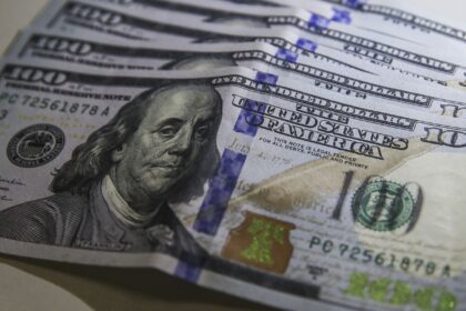 Dólar cai para R$ 5,66 após suspensão de tarifas de Trump