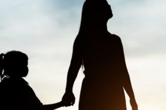 Mães solo enfrentam barreiras na garantia de direitos aos filhos