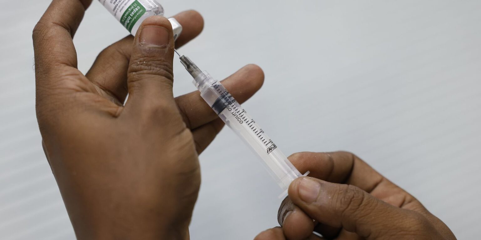 Rio retoma nesta quarta-feira vacinação atualizada contra covid-19