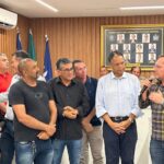 Ao lado do prefeito Gileno Pereira, deputado federal Antônio Brito entrega retroescavadeira e garante teto máximo para a Saúde de Muniz Ferreira
