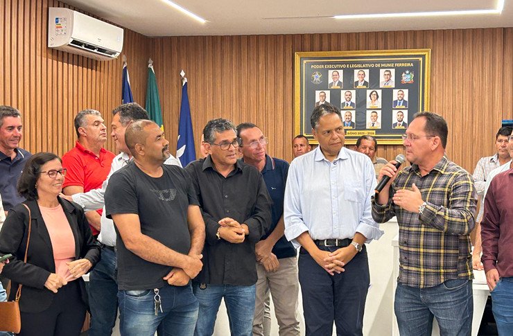 Ao lado do prefeito Gileno Pereira, deputado federal Antônio Brito entrega retroescavadeira e garante teto máximo para a Saúde de Muniz Ferreira
