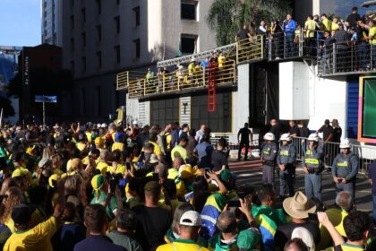 Ato em SP reúne apoiadores de Bolsonaro contra julgamento no STF
