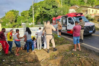 Atropelada por carreta, mulher é arremessada para fora da pista na BR-420, em Mutuípe