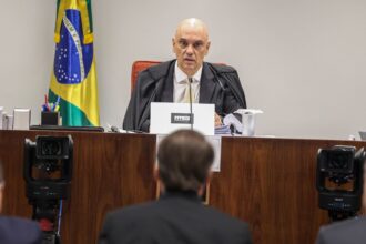 Bolsonaro nega ter recebido voz de prisão de ex-comandante do Exército