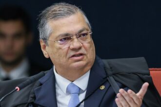 Dino suspende multa de R$ 1 milhão por dia contra professores do DF