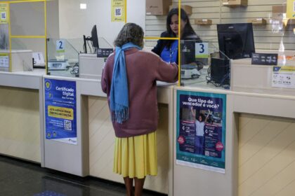 Mais de 488 mil aposentados já foram aos Correios contestar descontos