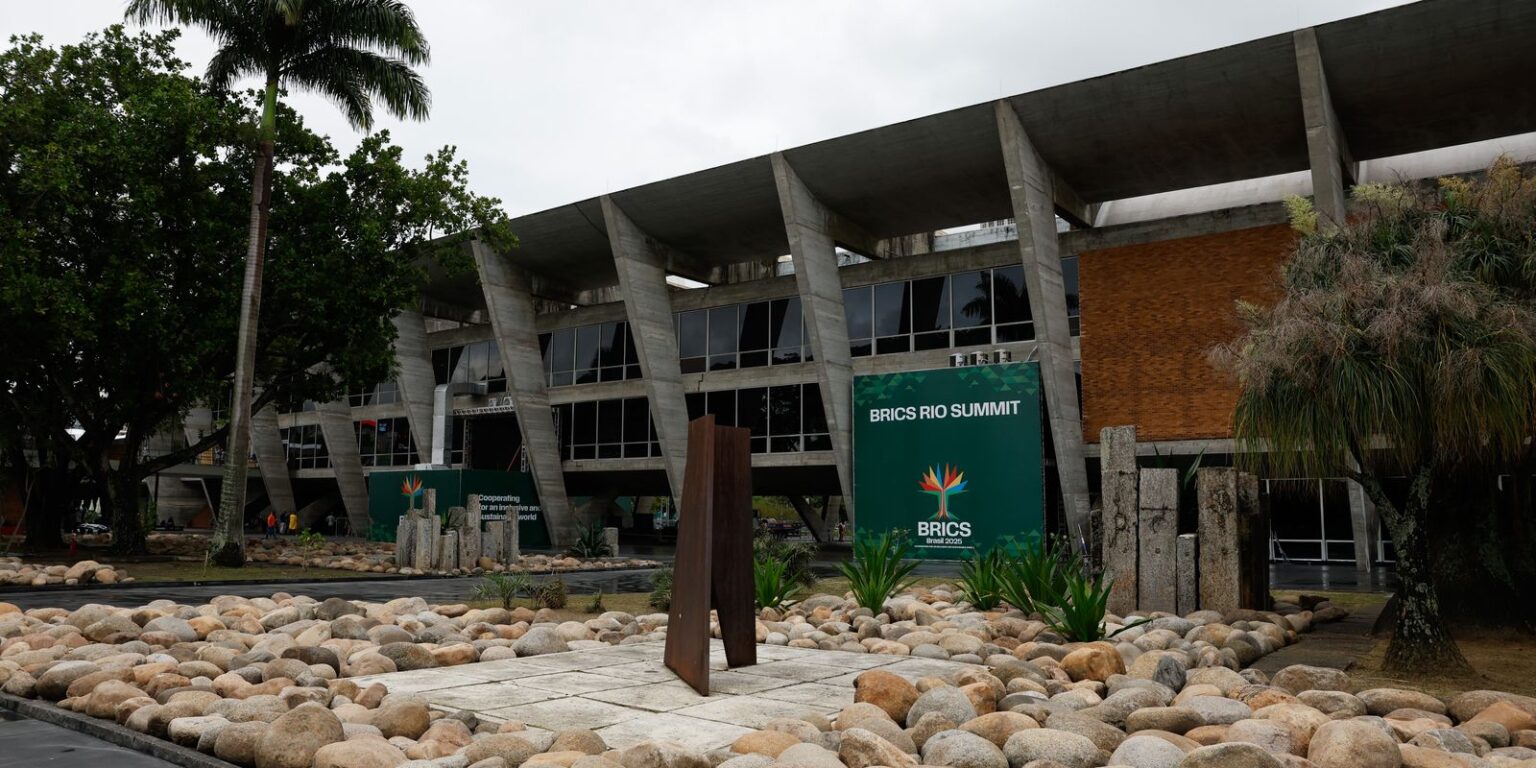 Líderes chegam para a reunião de Cúpula do Brics no MAM