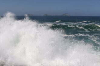 Marinha mantém alerta de ondas fortes no Rio até quinta-feira