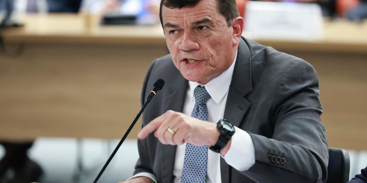 Defesa alega que ex-ministro atuou "ativamente" contra golpe de Estado