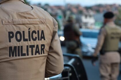 Homem é preso por cobrar R$ 130 de turista após pintura corporal no Farol da Barra