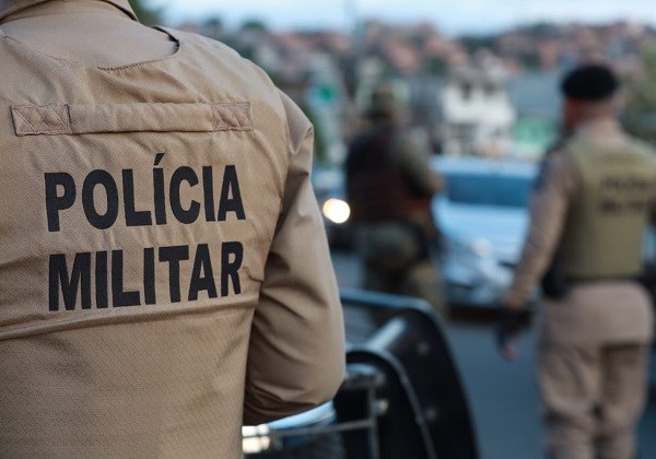 Homem é preso por cobrar R$ 130 de turista após pintura corporal no Farol da Barra