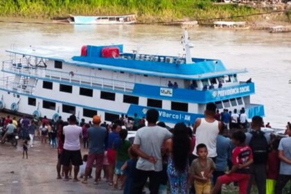 INSS usa barcos para orientar aposentados da Amazônia sobre descontos