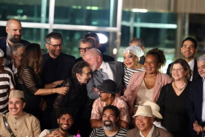 Lula recebe equipe de O Agente Secreto e destaca papel da cultura