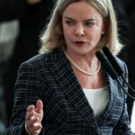 Gleisi critica EUA por fala de uso de "poder militar" contra Brasil