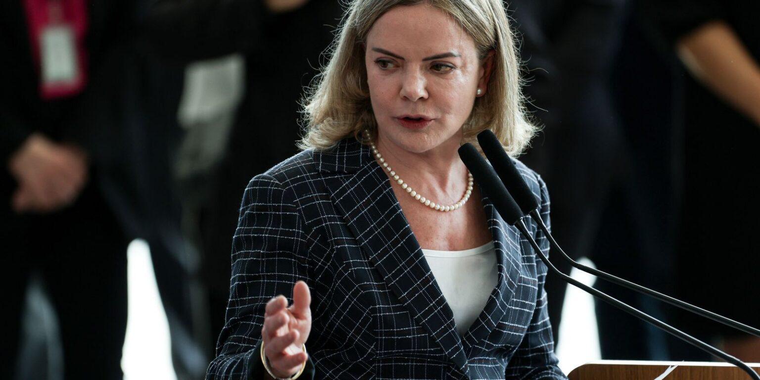 Gleisi critica EUA por fala de uso de "poder militar" contra Brasil