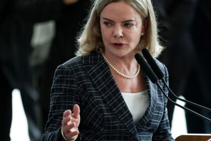 Gleisi critica EUA por fala de uso de "poder militar" contra Brasil