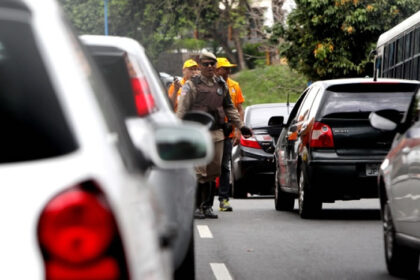 IPVA de veículos com placas de finais 5 e 6 deve ser pago até este mês