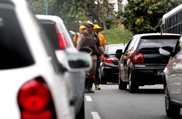 IPVA de veículos com placas de finais 5 e 6 deve ser pago até este mês