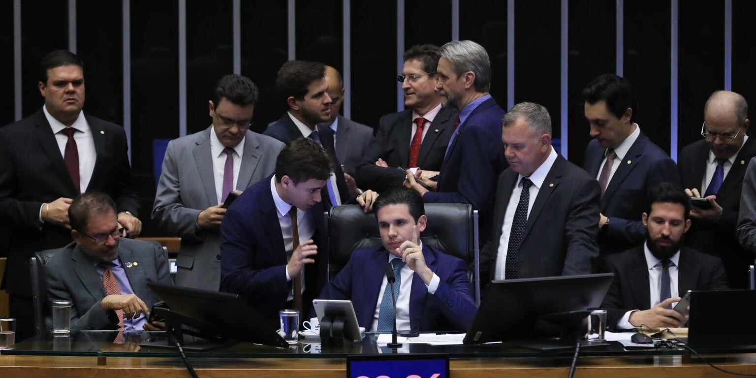 PEC da blindagem é aprovada por deputados e vai ao Senado 