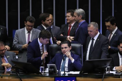 PEC da blindagem é aprovada por deputados e vai ao Senado 