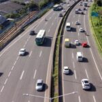 Acidente com caminhão causa lentidão e fila quilométrica na BR-324, em Candeias