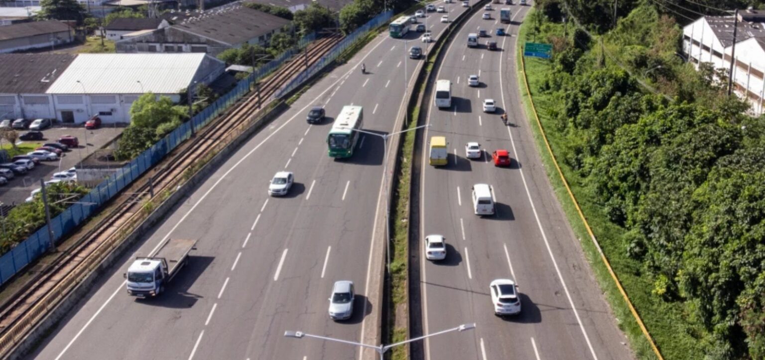 Acidente com caminhão causa lentidão e fila quilométrica na BR-324, em Candeias
