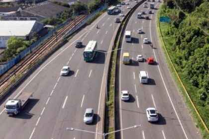 Acidente com caminhão causa lentidão e fila quilométrica na BR-324, em Candeias