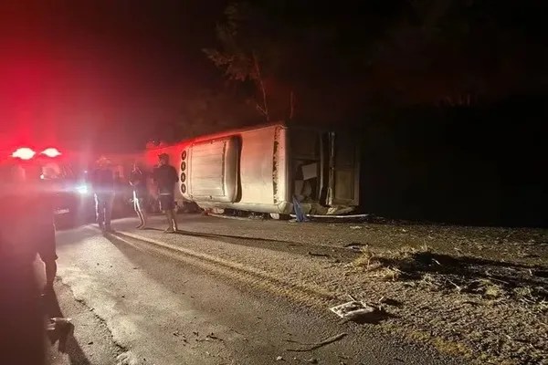 Acidente de ônibus que partiu da Bahia deixa ao menos 15 mortos em PE