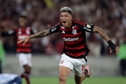 Carrascal decide e Flamengo fica em vantagem na semi da Libertadores