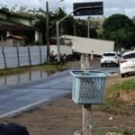 Carreta tomba e atinge muro de residência em Laje; motorista ficou preso nas ferragens