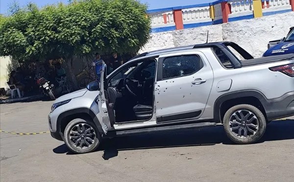 Casal e criança de um ano são baleados dentro de carro em Ibotirama