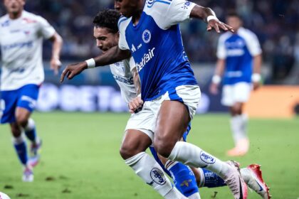 Cruzeiro vence e permanece na cola dos líderes do Brasileiro