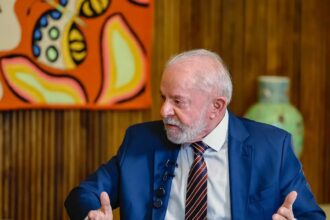 Em evento com Motta, Lula critica Congresso