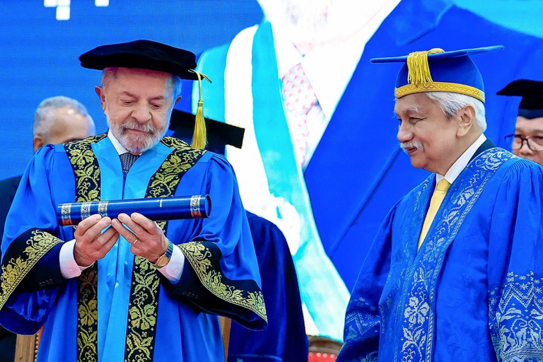 “Esse diploma é de 215 milhões de brasileiros”, diz Lula ao receber titulo de Doutor Honoris Causa na Malásia — Agência Gov