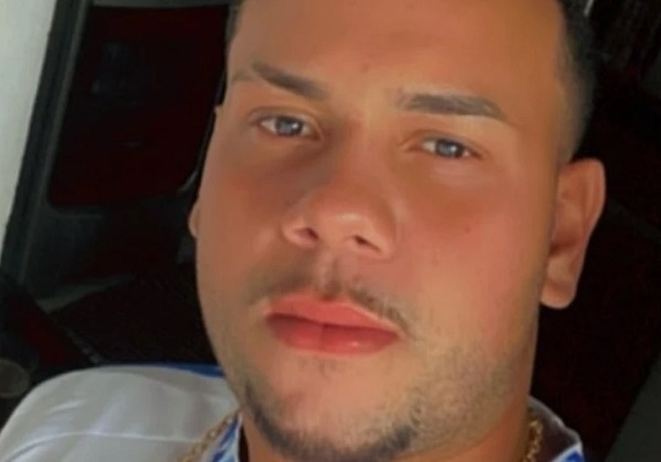 Jovem morre após cair de caminhonete em Medeiros Neto