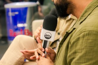 Maior podcast da Bahia entra em nova fase com apoio do Grupo Vazk