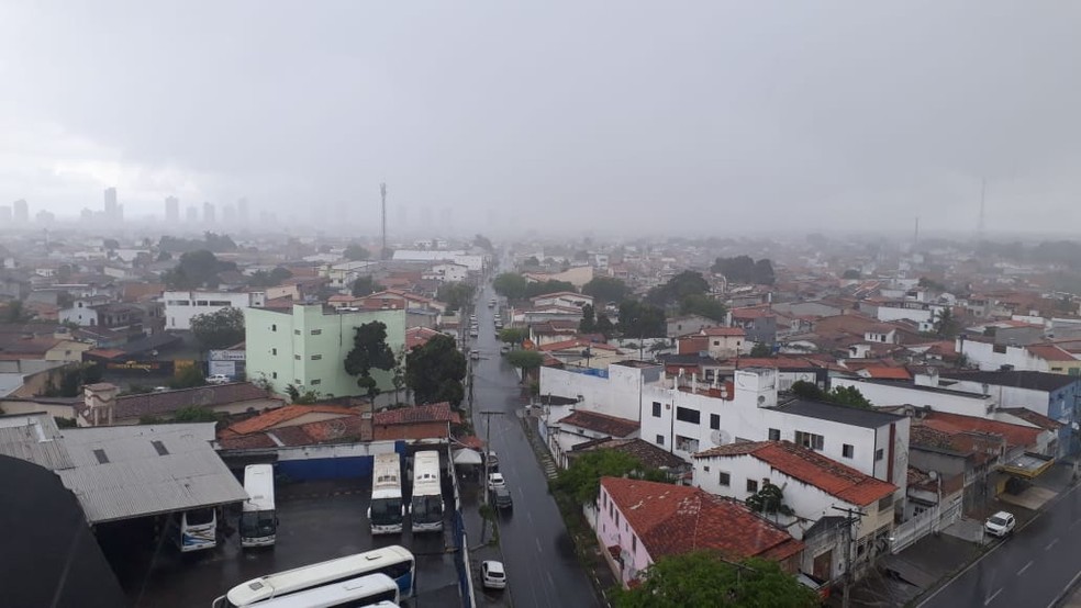 Mais de 120 cidades baianas seguem com alerta de acumulado de chuva; veja previsão do tempo para o fim de semana